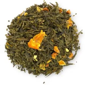 Hochauflösende Ansicht des losen Apfelsine-Grüntees von AY Natural auf weißem Hintergrund.