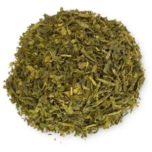 Loser China Sencha Grüntee von AY Natural, detaillierte Ansicht von oben auf weißem Hintergrund.