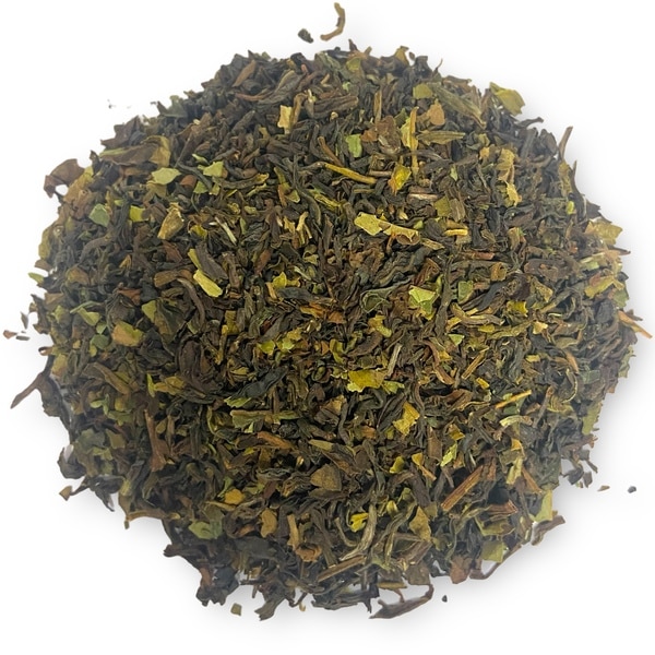 Lose Teeblätter Darjeeling FTGFOP 1 First Flush von AY Natural auf weißem Hintergrund.