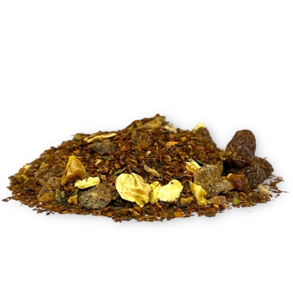 Seitliche Ansicht des losen Rooibos Natur Tees von AY Natural vor weißem Hintergrund.