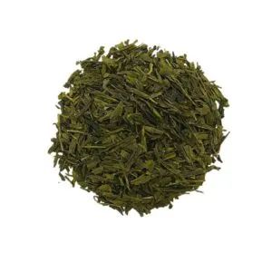 Grüner Japan Bancha Tee von AY Natural, lose Teeblätter von oben auf weißem Hintergrund.