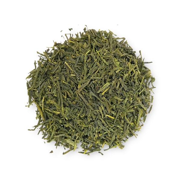 Detailansicht der Teestückchen Japan Sencha von AY Natural, lose auf weißem Hintergrund.