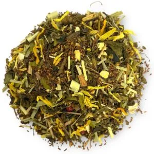 Ansicht von oben auf losen Mango-Ingwer Kräutertee von AY Natural auf weißem Hintergrund.