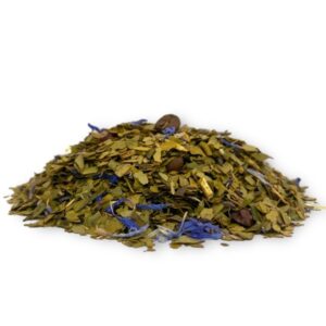 Seitliche Ansicht von AY Natural Mate Kaffee Matetee mit hell gelb-grünen Teeblättern, lila Blüten und Kaffeebohnen.