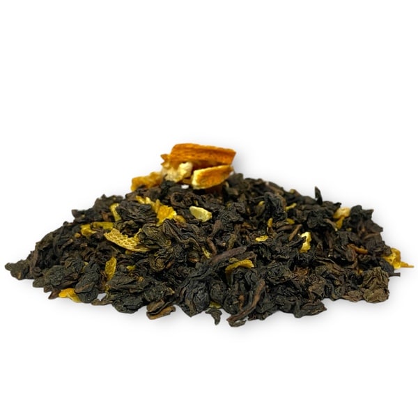 Seitenansicht von lose verpacktem Orange Oolong Tee von AY Natural auf weißem Hintergrund.