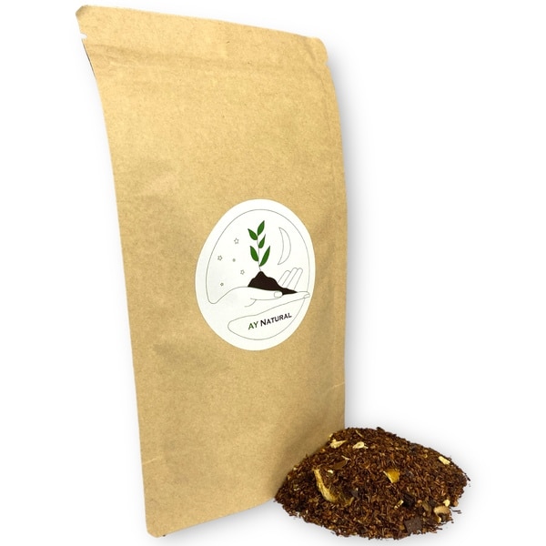 Brauner Doypack von AY Natural mit verstreutem Orange-Schoko Rooibos-Tee.