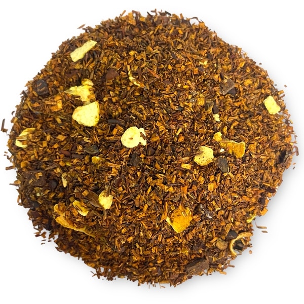 Obenansicht von AY Natural's lose verpacktem Orange-Schoko Rooibos-Tee auf weißem Hintergrund.