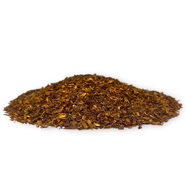 Seitliche Ansicht von lose verpacktem Rooibos Natur Tee von AY Natural auf weißem Hintergrund.