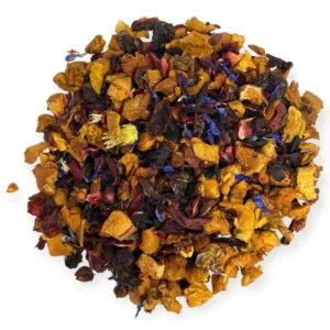 Ansicht von oben auf lose Teeblätter von AY Natural Wildkirschtee