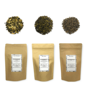 Drei braune Doypacks von AY Natural mit den Teesorten Lemon Cheesecake, Milky Oolong und China Oolong aus dem Oolong Tee 3er Probierset Kaiserlicher Lotus-Trunk