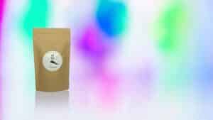 Dieses Bild zeigt unseren AY Natural Doypack gefüllt mit einer Vielzahl von losen Tee Geschmacksnoten auf einem lebendigen bunten Hintergrund Die Auswahl an Tee Geschmacksnoten bietet eine breite Palette an Aromen und Geschmacksrichtungen die jeden Teeliebhaber begeistern werden Egal ob fruchtig blumig oder würzig unsere aromatischen Tees versprechen ein sinnliches Geschmackserlebnis für jede Stimmung und Gelegenheit