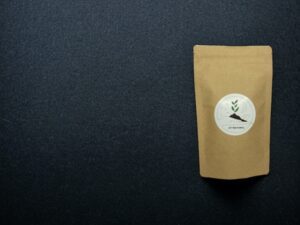 Dieses Bild zeigt unseren AY Natural Doypack gefüllt mit einer ausgewogenen Auswahl an Tee Geschmacksnoten auf einem tief schwarzen Hintergrund Die Tee Geschmacksnoten sind sorgfältig komponiert um eine perfekte Balance von Aromen und Geschmack zu bieten Egal ob klassisch oder exotisch unsere Tee Geschmacksnoten versprechen ein harmonisches Genusserlebnis für alle Teeliebhaber