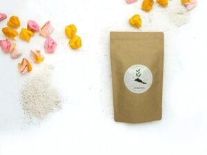 Bild eines AY Natural Doypacks umgeben von einer Auswahl an Süßigkeiten auf einem weißen Hintergrund