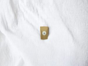 Das Bild zeigt die perfekte Harmonie zwischen natürlichen Aromen und sanfter Umgebung verkörpert durch den losen Tee und die weiche Wolle im Hintergrund Entdecke die Geschmacksnuancen und erlebe die Reinheit eines jeden Schlucks