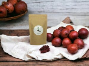 Dieses Bild zeigt unseren AY Natural Doypack gefüllt mit der einzigartigen Lapacho Teemischung auf einem makellosen weißen Tuch Neben dem Doypack liegen zahlreiche Lapacho Teebeutel die die Vielfalt und Qualität unserer Teeauswahl unterstreichen Lapacho Tee ist für seine gesundheitsfördernden Eigenschaften und seinen milden Geschmack bekannt