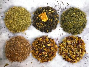 Tauche ein in die Welt von AY Natural mit unserer Auswahl von 6 erstklassigen lose Teesorten Genieße die aromatischen Nuancen dieser hochwertigen Tees präsentiert auf einem stilvollen weißen Marmour Hintergrund Perfekt für Tee Liebhaber die Qualität und Raffinesse schätzen