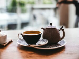 Genieße eine entspannte Auszeit mit AY Natural Tee dargestellt durch eine gemütliche Szene Eine dampfende Tasse gefüllt mit unserem köstlichen Tee steht neben einer Teekanne bereit deine Sinne zu verwöhnen Erforsche unsere Auswahl an hochwertigen Tees und erlebe den Geschmack der Natur in jeder Tasse