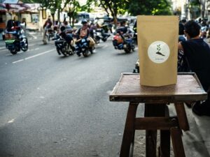 Hier liegt unser AY Natural Weißtee aus Vietnam auf einem weißen Hintergrund präsentiert in dunkelgrüner gerollter Form Tauche ein in die Welt des vietnamesischen Weißtees und genieße die Reinheit und Frische dieses besonderen Tees