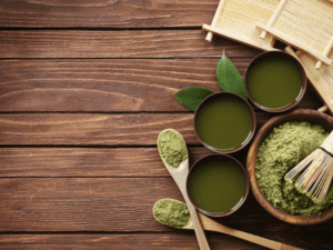 Im Bild ist der AY Natural Matcha und Matcha Zubehör zu sehen