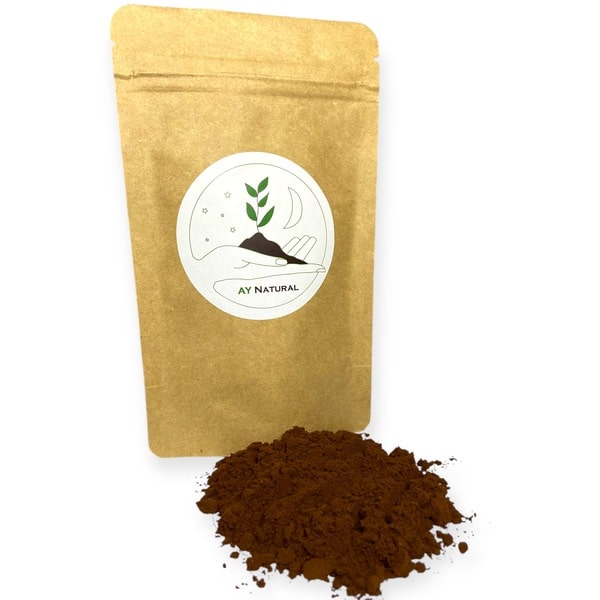 Doypack von AY Natural türkischem Kaffee, mit gemahlenem Kaffee davor gestreut