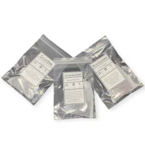 Auf dem Bild sind drei befüllte Teebeuteln in eine Verpackung mit Etikettt zu sehen.