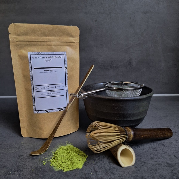 Hochwertiges Matcha Set mit schwarzem Zubehör, japanischer Teeschale, Bambusbesen, Sieb, Löffel und Matcha-Pulver