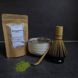 Matcha Set mit weißem Zubehör, japanischer Teeschale, Bambusbesen, Sieb, Löffel und 100% naturbelassenem Matcha-Pulver