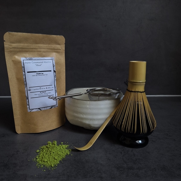 Matcha Set mit weißem Zubehör japanischer Teeschale Bambusbesen Sieb Löffel und 100 naturbelassenem Matcha Pulver