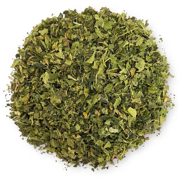 Ansicht von oben auf losen Brennnesselblätter Tee von AY Natural in der Teekategorie Kräutertee auf weißem Hintergrund.